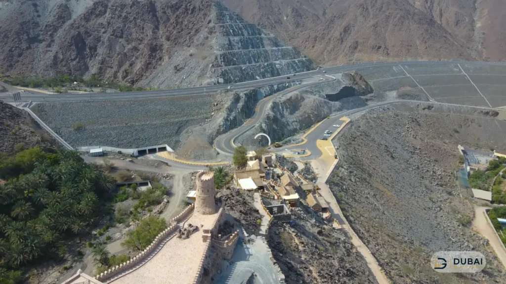 Al Rafisah Dam road winding past the Najd Al Maqsar fortress